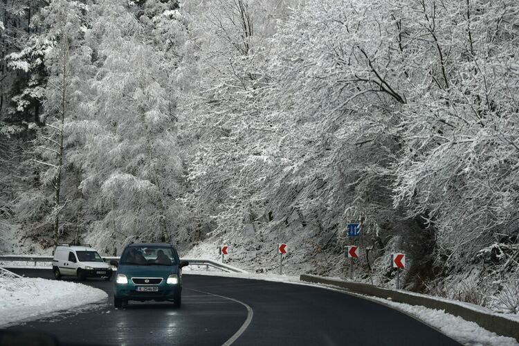 Навръх Първа пролет сняг покри високите части на Ардинско