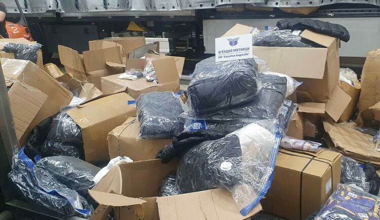 Над 200 хил.стоки и 44 т.перилни препарати ментета са разкрити  на границата ни с Турция