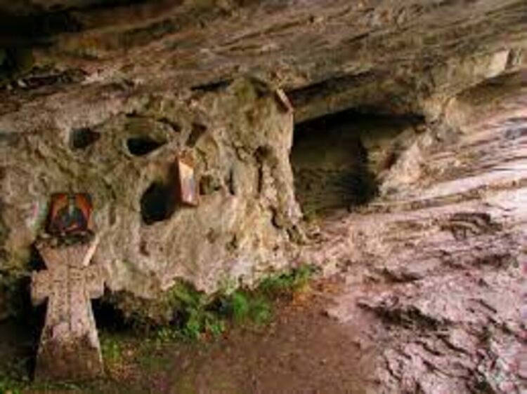 Община Земен и доброволното формирование към нея организират почистване на пътеката към пещерата на Св. Иван Рилски в Земенското дефиле