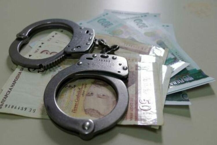 Задържаха петима души за кражби 