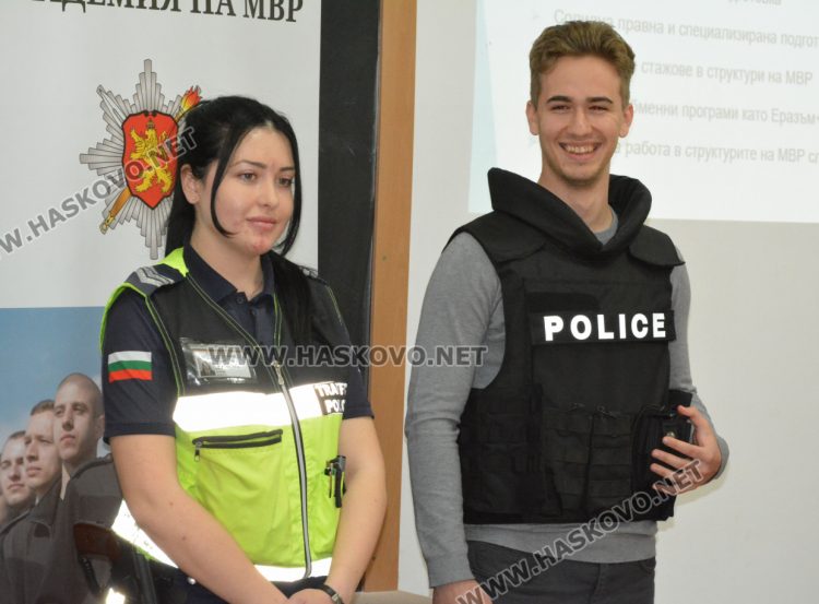 Личната мотивация в желанието да помагаш е основата на избора да станеш полицай, научиха от първо лица учениците от Хасково