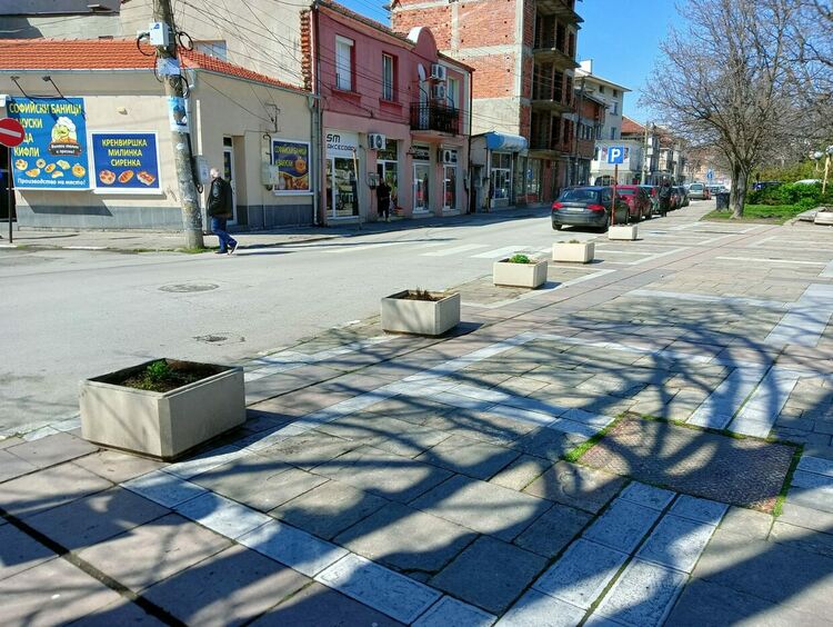 Залепиха ограничителните саксиите на центъра в Първомай