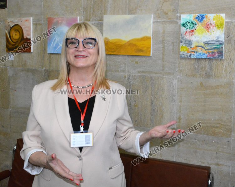 Проф. Надя Миронова показва своите картини в изложбата
