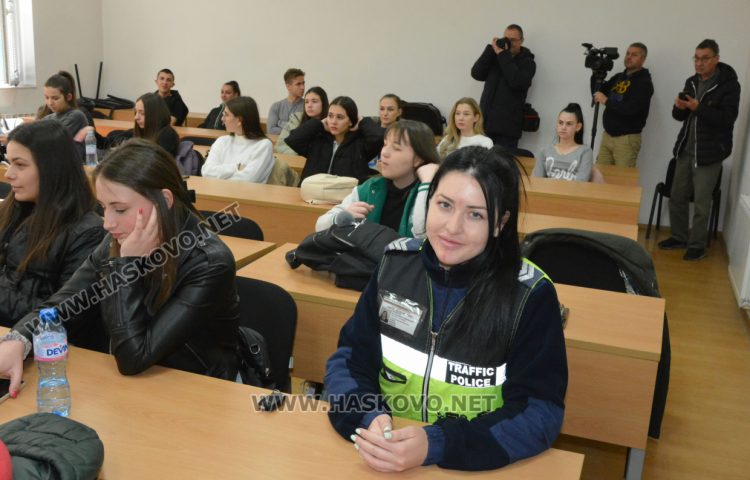 Личната мотивация в желанието да помагаш е основата на избора да станеш полицай, научиха от първо лица учениците от Хасково