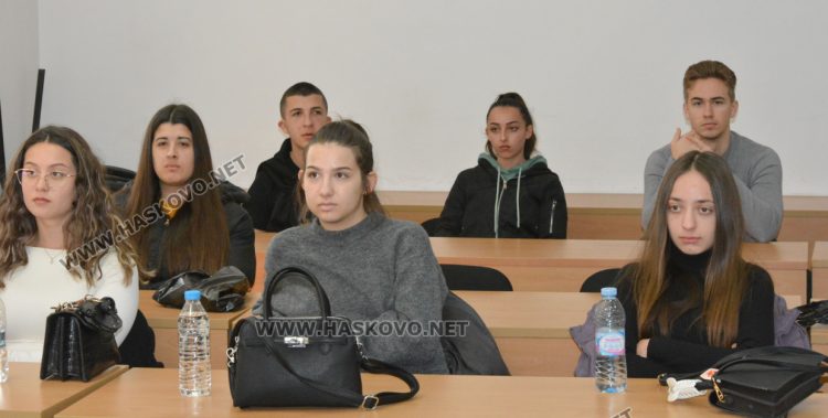 Личната мотивация в желанието да помагаш е основата на избора да станеш полицай, научиха от първо лица учениците от Хасково