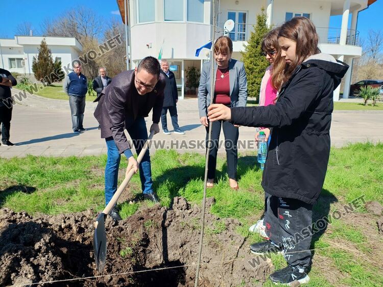 Отбелязаха Световния ден на водата със засаждане на над 100 дръвчета 