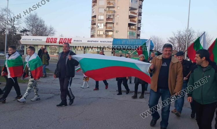 Протест в Хармани поиска изваждането на  Бежанския център от града 