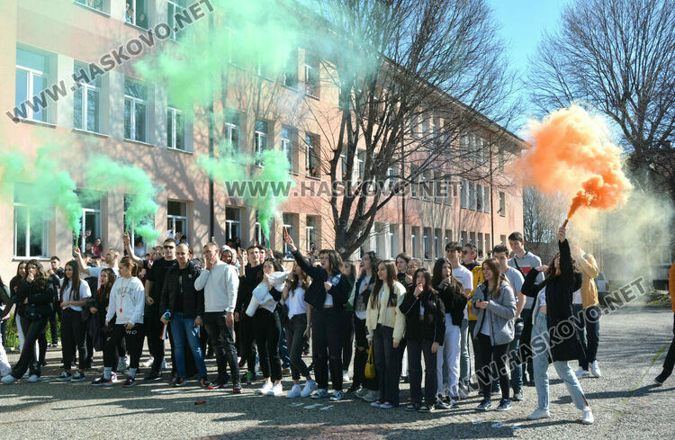 В сезона на баловете учениците от математическата съчетаха модерни времена със стари традиции