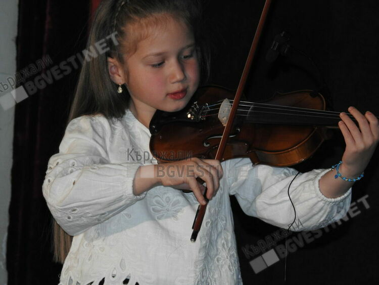  Цветята –таланти на Дома на културата в Кърджали разцъфнаха в пролетен концерт.