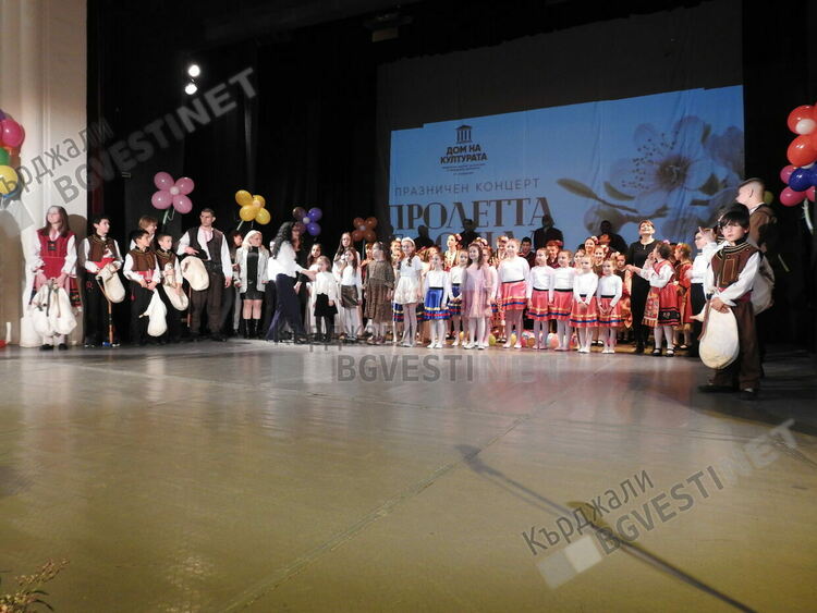  Цветята –таланти на Дома на културата в Кърджали разцъфнаха в пролетен концерт.