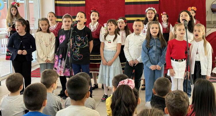 Пресъздадоха обичаят Лазаруване в ОУ "Шандор Петьофи" в Хасково