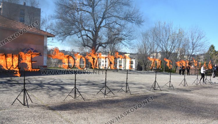 В сезона на баловете учениците от математическата съчетаха модерни времена със стари традиции