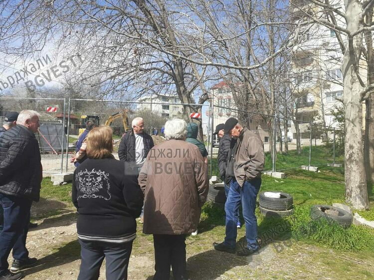 Живущи в блокове 51 и 52А във „Възрожденци“ изразиха недоволство срещу строеж на метри от домовете им