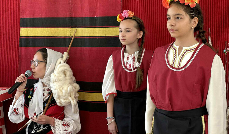 Пресъздадоха обичаят Лазаруване в ОУ "Шандор Петьофи" в Хасково