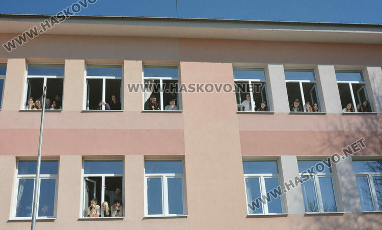 В сезона на баловете учениците от математическата съчетаха модерни времена със стари традиции