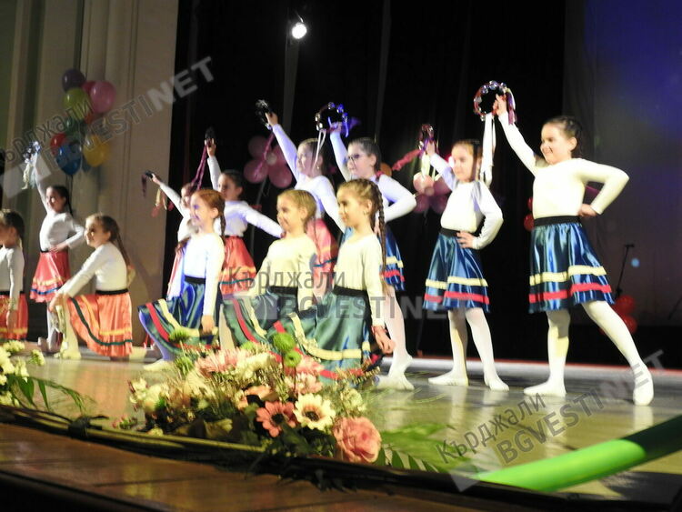  Цветята –таланти на Дома на културата в Кърджали разцъфнаха в пролетен концерт.