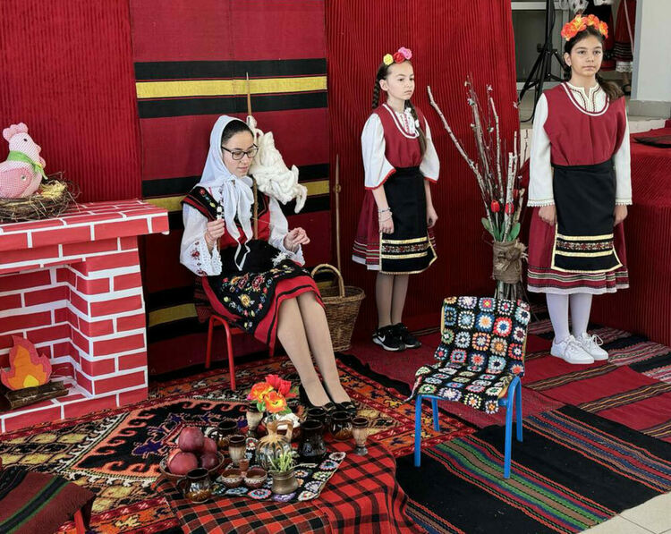 Пресъздадоха обичаят Лазаруване в ОУ "Шандор Петьофи" в Хасково