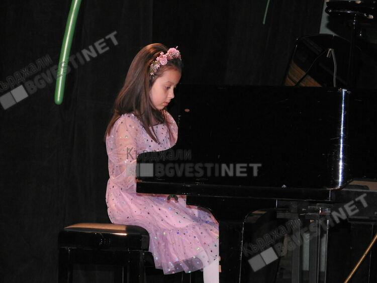  Цветята –таланти на Дома на културата в Кърджали разцъфнаха в пролетен концерт.
