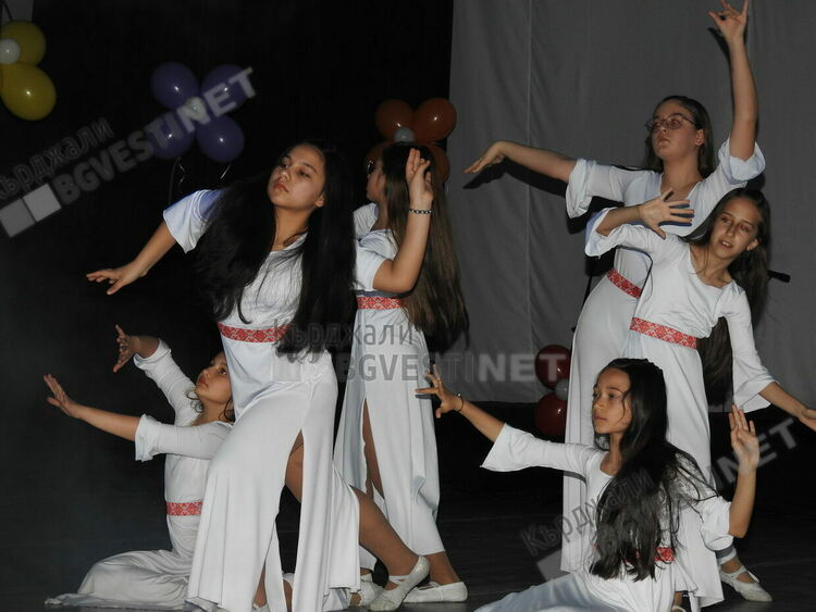  Цветята –таланти на Дома на културата в Кърджали разцъфнаха в пролетен концерт.