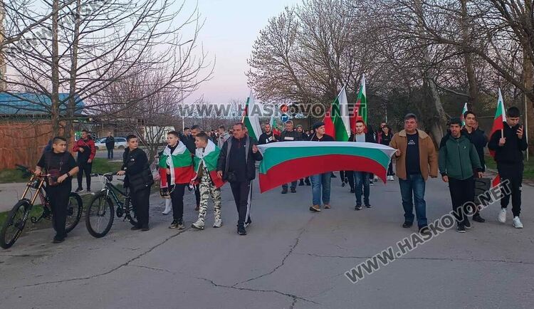 Протест в Хармани поиска изваждането на  Бежанския център от града 
