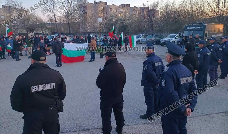 Протест в Хармани поиска изваждането на  Бежанския център от града 