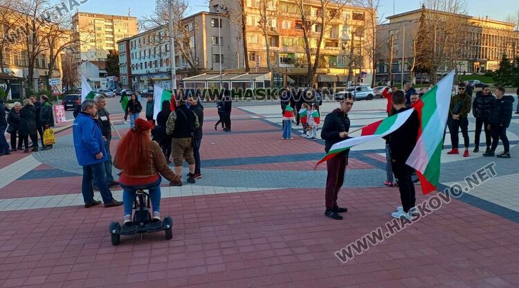 Протест в Хармани поиска изваждането на  Бежанския център от града 