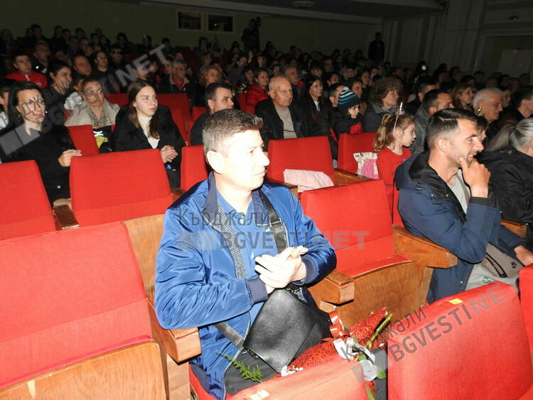  Цветята –таланти на Дома на културата в Кърджали разцъфнаха в пролетен концерт.