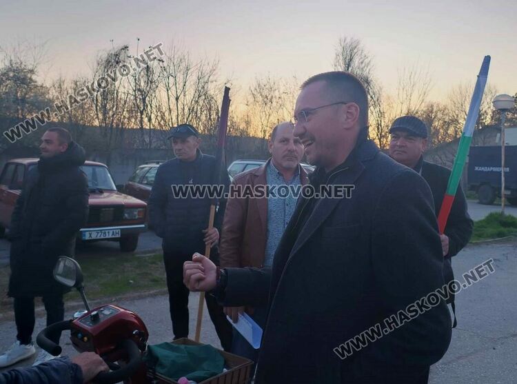 Протест в Хармани поиска изваждането на  Бежанския център от града 