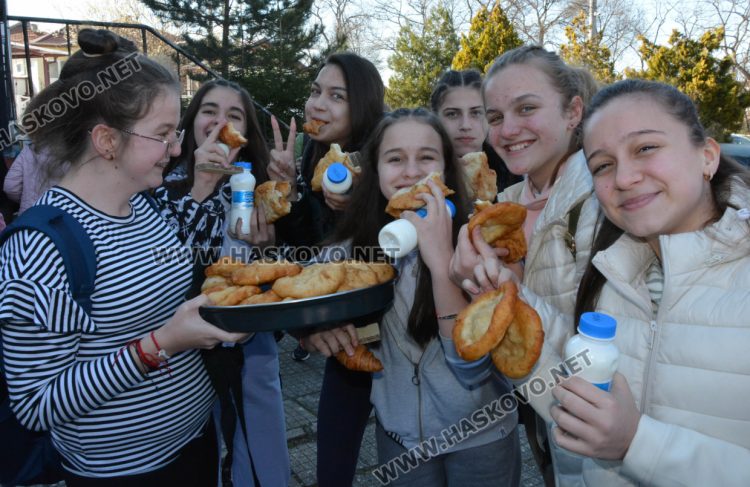Стотици мекичета омесиха и раздадоха в с. Въгларово