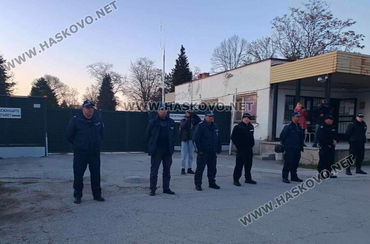 Протест в Хармани поиска изваждането на  Бежанския център от града 