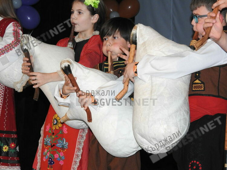  Цветята –таланти на Дома на културата в Кърджали разцъфнаха в пролетен концерт.