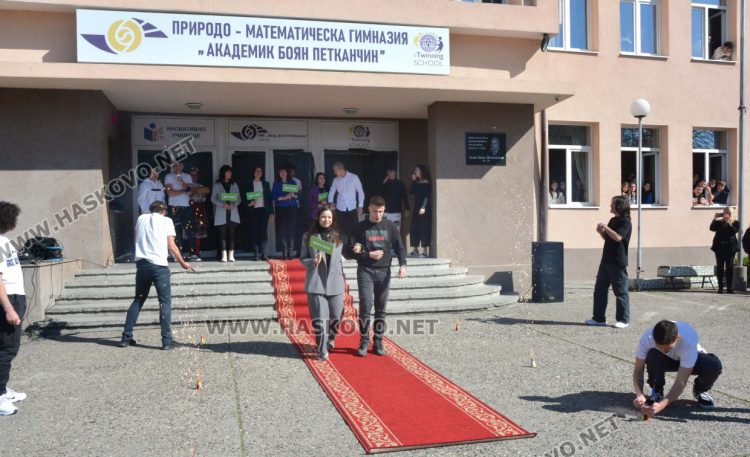 В сезона на баловете учениците от математическата съчетаха модерни времена със стари традиции