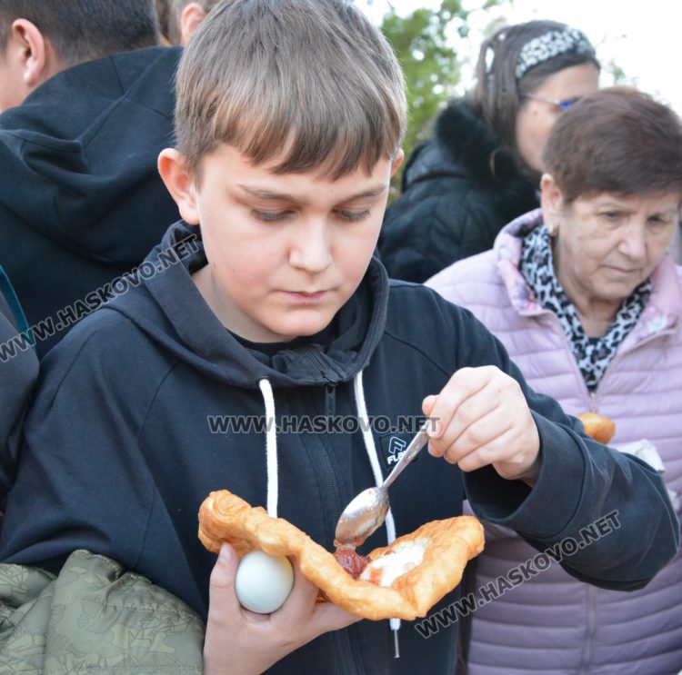 Стотици мекичета омесиха и раздадоха в с. Въгларово