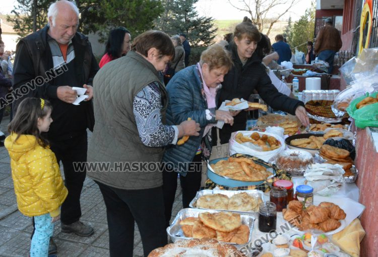 Стотици мекичета омесиха и раздадоха в с. Въгларово