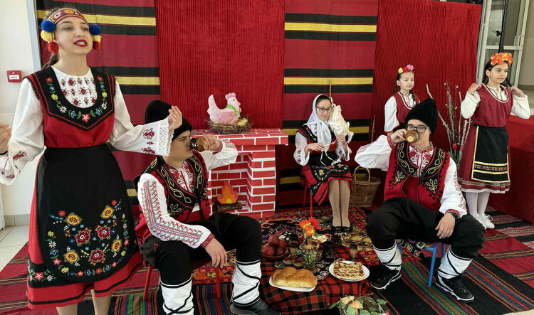 Пресъздадоха обичаят Лазаруване в ОУ "Шандор Петьофи" в Хасково