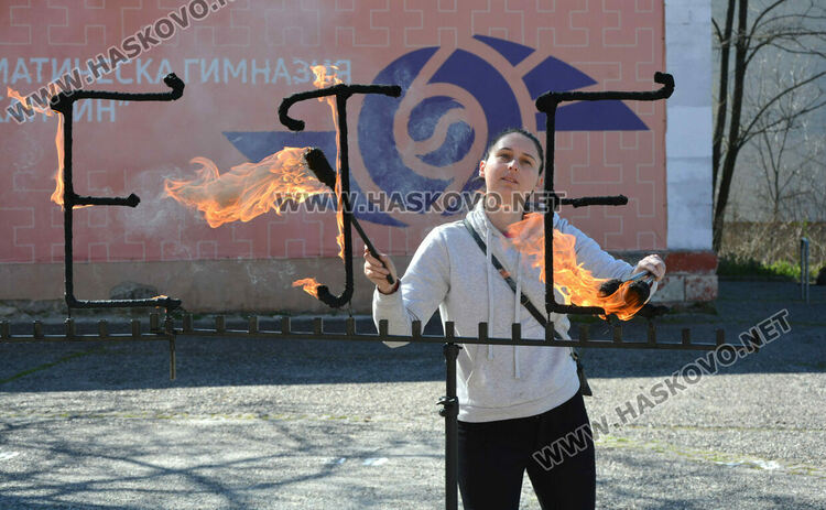 В сезона на баловете учениците от математическата съчетаха модерни времена със стари традиции