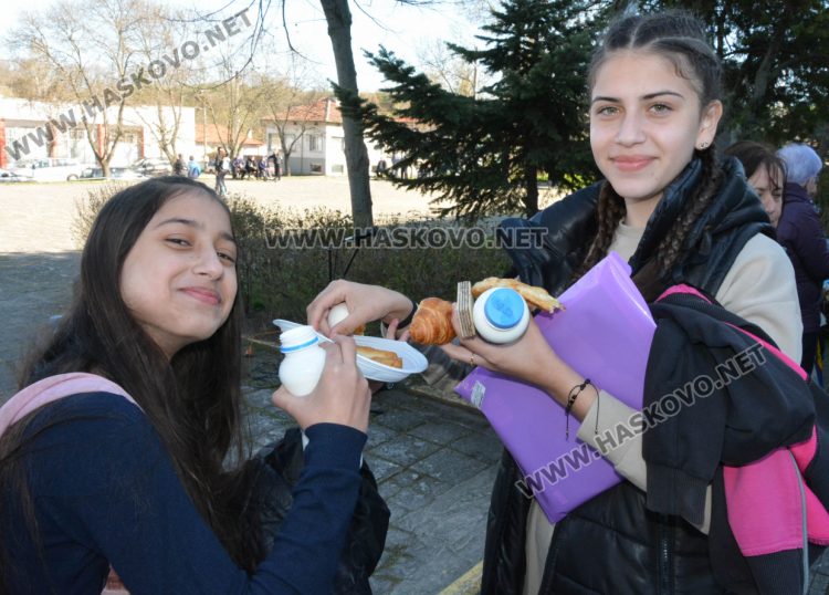 Стотици мекичета омесиха и раздадоха в с. Въгларово