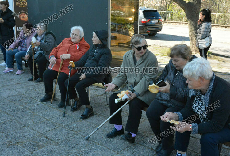Стотици мекичета омесиха и раздадоха в с. Въгларово