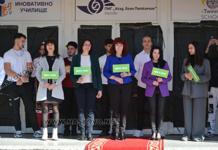 В сезона на баловете учениците от математическата съчетаха модерни времена със стари традиции