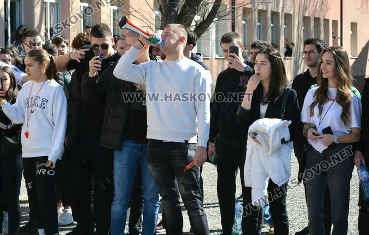 В сезона на баловете учениците от математическата съчетаха модерни времена със стари традиции