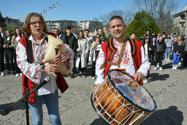 В сезона на баловете учениците от математическата съчетаха модерни времена със стари традиции