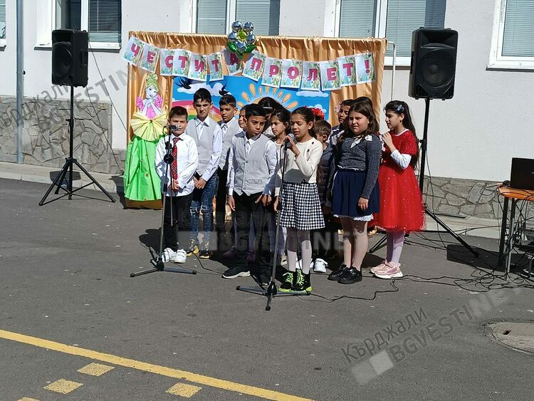   Лазарки приветстваха Пролетта в ОУ”П.Яворов” в Кърджали