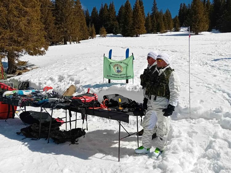 Военослужещи от България, Хърватия и Австрия направиха зрелищни демонстрации на връх Перелик