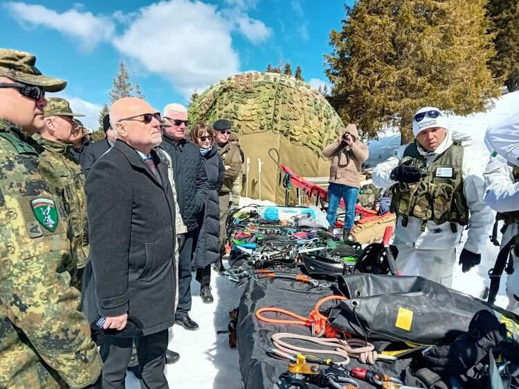 Военослужещи от България, Хърватия и Австрия направиха зрелищни демонстрации на връх Перелик