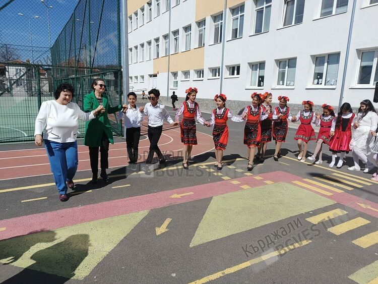   Лазарки приветстваха Пролетта в ОУ”П.Яворов” в Кърджали