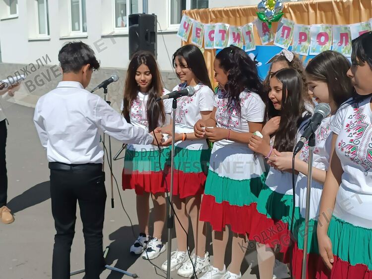   Лазарки приветстваха Пролетта в ОУ”П.Яворов” в Кърджали
