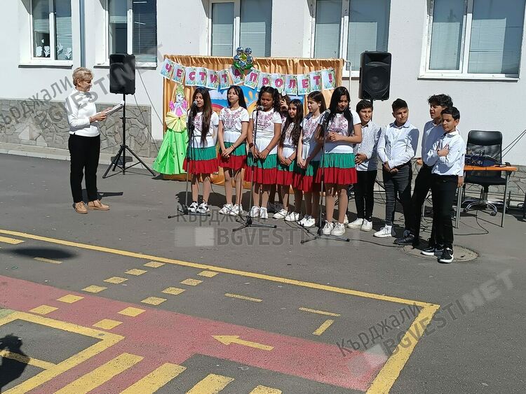   Лазарки приветстваха Пролетта в ОУ”П.Яворов” в Кърджали