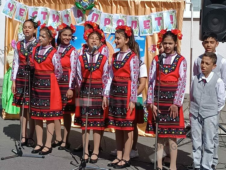   Лазарки приветстваха Пролетта в ОУ”П.Яворов” в Кърджали