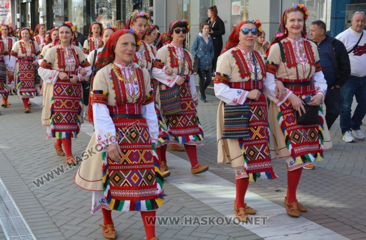 Над 1500 изпълнители танцуват във фестивала "Хайдушка софра" в Хасково