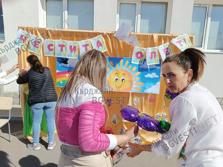   Лазарки приветстваха Пролетта в ОУ”П.Яворов” в Кърджали